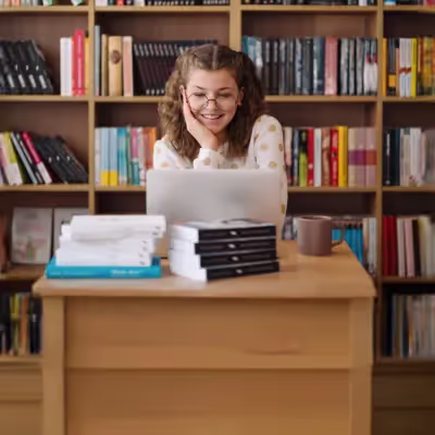 Garota fazendo estudos no computador.