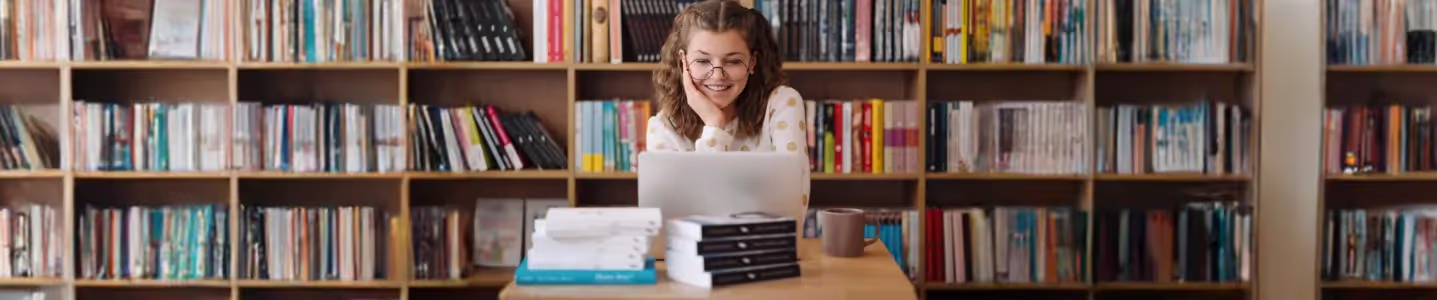 Garota estudando pelo computador.
