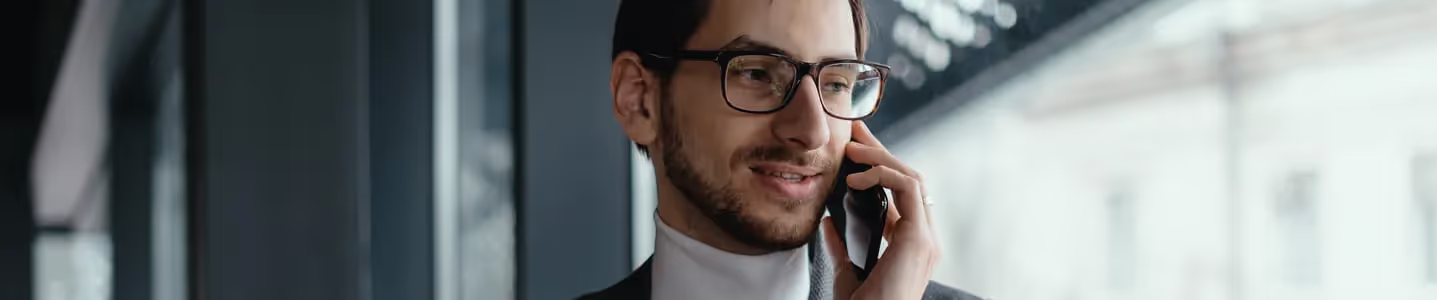 Homem empresário fazendo uma ligação de negociação, buscando acordos e parcerias estratégicas para o crescimento de sua empresa.