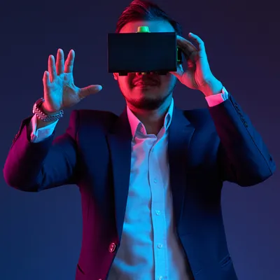 Um empresário utiliza óculos de realidade virtual para explorar novas possibilidades e cenários virtuais, aproveitando as tecnologias emergentes para impulsionar seus negócios.