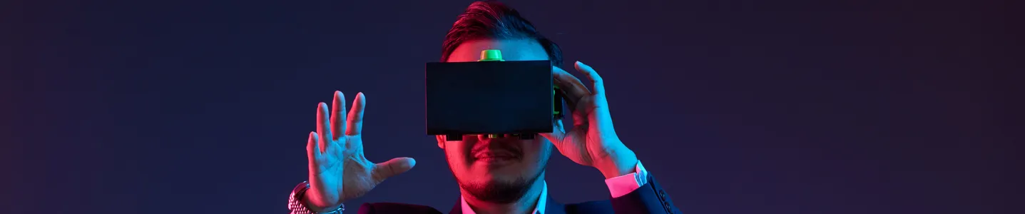 Um empresário está usando óculos de realidade virtual, imerso em um ambiente digital que lhe proporciona novas experiências e oportunidades de negócios.