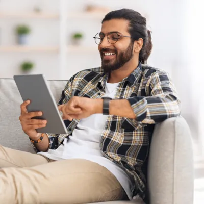 Usuário desfrutando da internet com seu tablet.