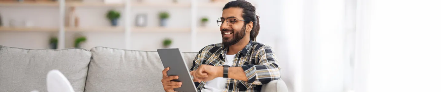 Homem usufrui do poder da internet através de seu tablet.