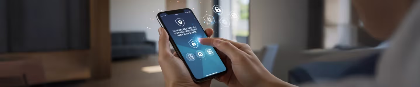 Pessoa segurando um smartphone com tela exibindo "Navegação segura com maior proteção para sua conta" e ícones de segurança.