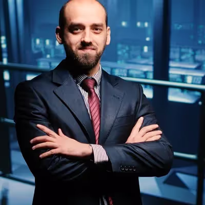 Diante do servidor, o homem, líder de uma provedora de internet, se apresenta com confiança, demonstrando seu compromisso em fornecer serviços de alta qualidade e confiabilidade aos seus usuários.