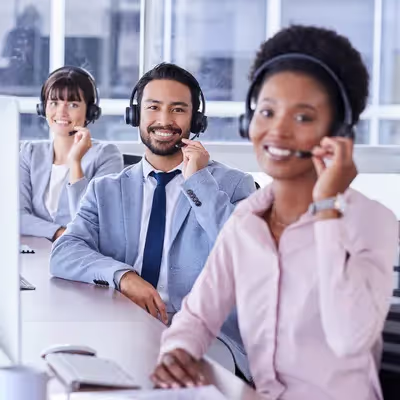 Três colegas de trabalho estão aproveitando a tecnologia VoIP para realizar suas reuniões remotamente.