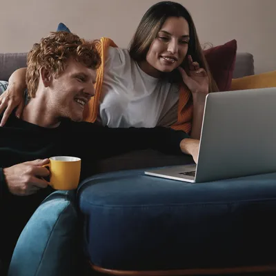 Cheios de alegria, um jovem casal celebra a utilização da Oi Fibra 1 Giga em seus notebooks, aproveitando a velocidade excepcional e a eficiência da conexão para uma experiência online satisfatória.