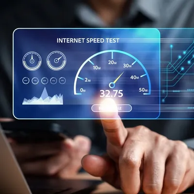 Teste de velocidade revela conexão ágil. Pop-up: 'Internet ultrarrápida!' - Assegure uma navegação eficiente e sem atrasos em sua experiência online.