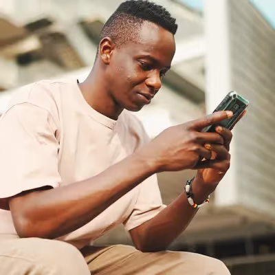 Demonstrando determinação, um jovem rapaz está iniciando contato com a Oi Fibra, buscando informações ou resolvendo possíveis questões, refletindo seu compromisso em garantir uma conexão eficiente para suas atividades online.