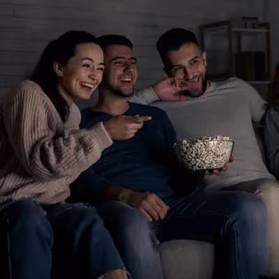 Em clima de festa, um grupo de amigos se diverte bastante ao usufruir dos planos Oi TV, desfrutando de momentos alegres e de entretenimento coletivo.