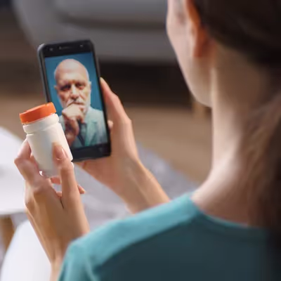 Por meio de seu próprio smartphone, uma mulher está conduzindo um acompanhamento médico, utilizando a tecnologia para monitorar sua saúde de maneira conveniente e acessível.