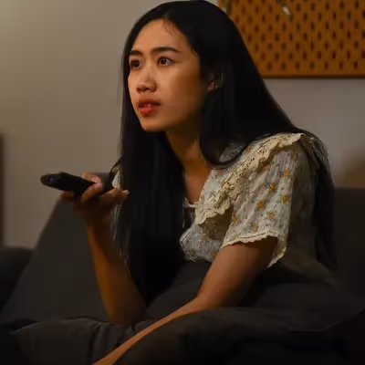 Absorta e envolvida, uma jovem garota encontra diversão na Oi TV Livre, explorando as opções de entretenimento disponíveis e aproveitando momentos cativantes diante da tela.