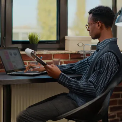 Homem cuidando de seu e-commerce no notebook.