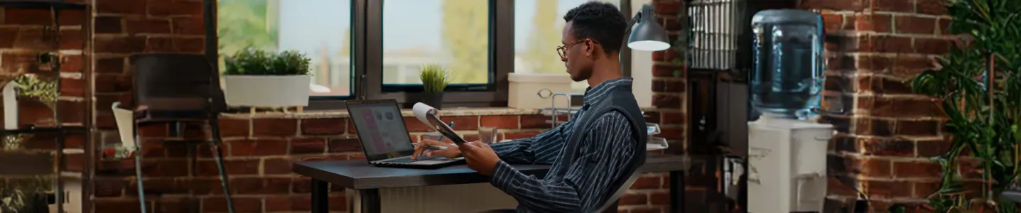 Homem gerenciando seu e-commerce no notebook.