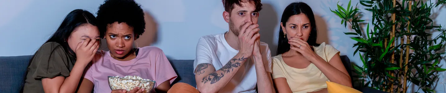 Grupo de amigos assistindo filmes de suspense juntos.