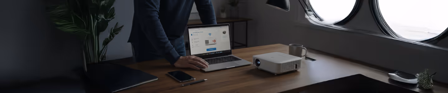 Homem usando notebook e projetor na mesa de trabalho