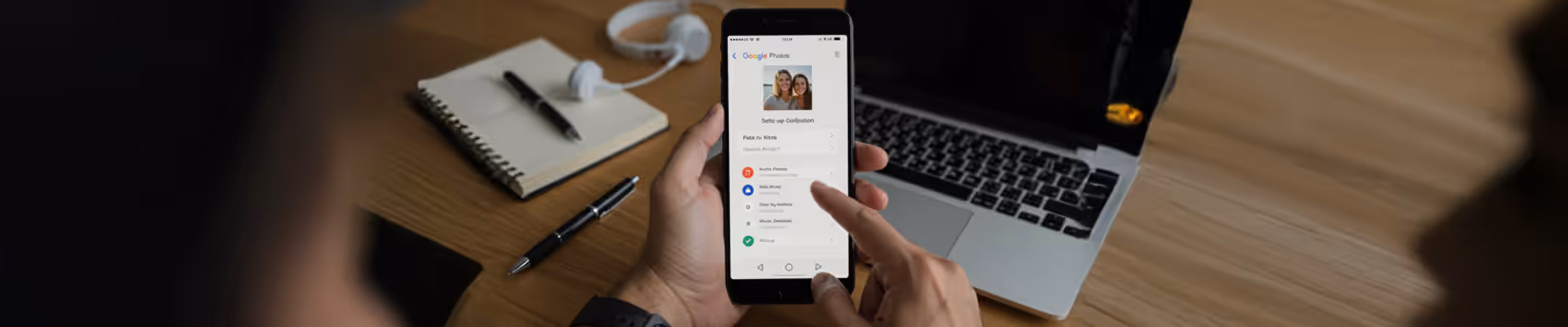 Usuário configura Google Photos no celular
