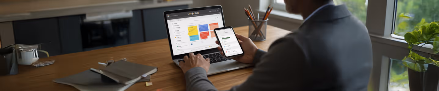 Homem digitando no notebook em cozinha moderna e clara