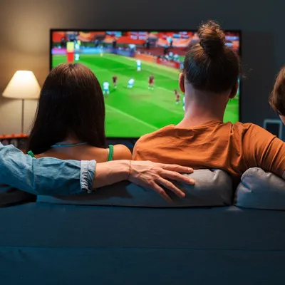 Amigos se juntam para acompanhar os principais canais esportivos da TV por assinatura na televisão, aproveitando a emoção e a camaradagem enquanto assistem aos jogos juntos.