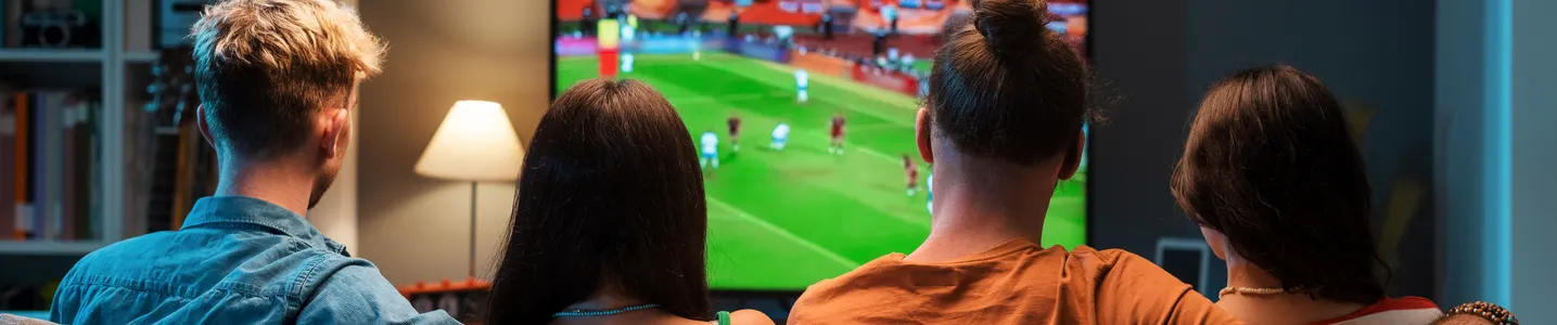 Amigos se reúnem para assistir aos melhores canais esportivos da TV por assinatura, desfrutando de momentos emocionantes e compartilhando sua paixão pelos esportes.