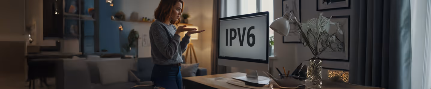 Mulher observando a tela do computador com o texto IPV6 em destaque.