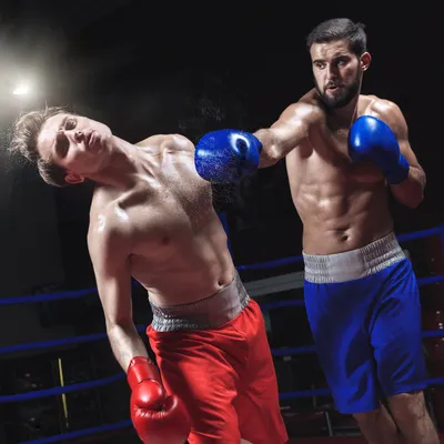 2 lutadores do Combate se enfrentando no octógono.