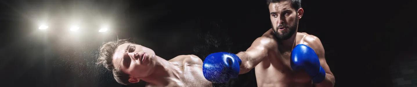 2 lutadores do Combate em uma luta intensa.