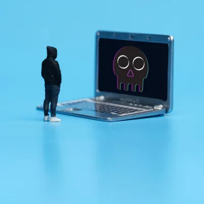 Homem preocupado ao encontrar vírus no seu notebook.