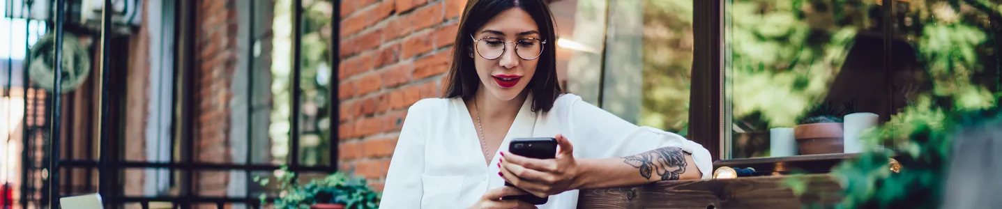 Mulher explorando as promoções da Oi.