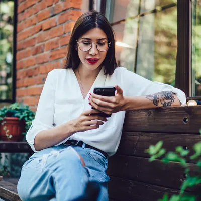 Mulher aproveitando as ofertas especiais da Oi.