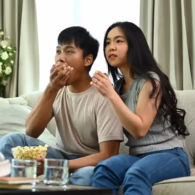 Casal curtindo um dorama na televisão.