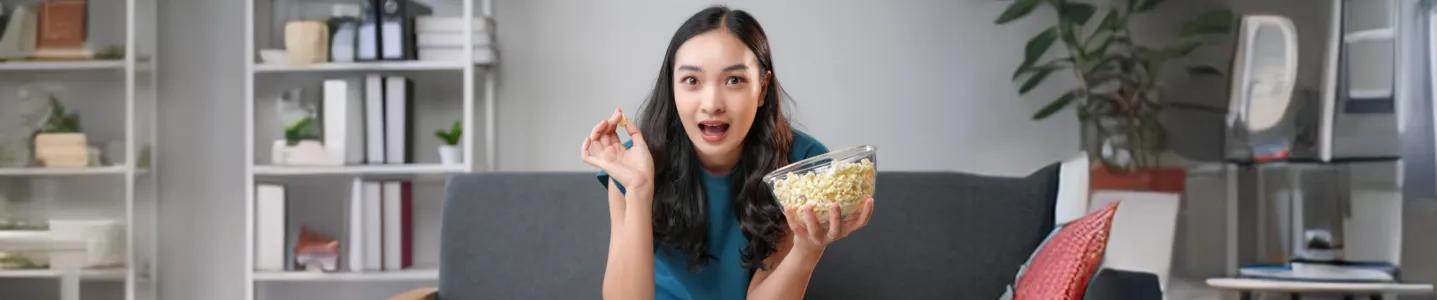 Mulher assistindo doramas no Viki com atenção.