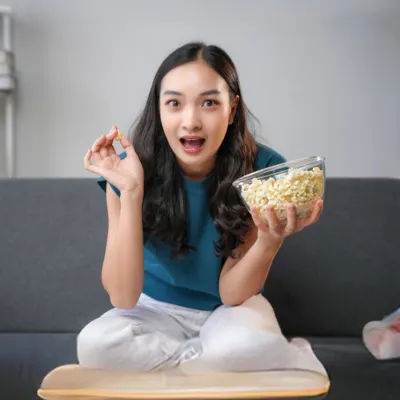 Mulher aproveitando doramas no Viki.