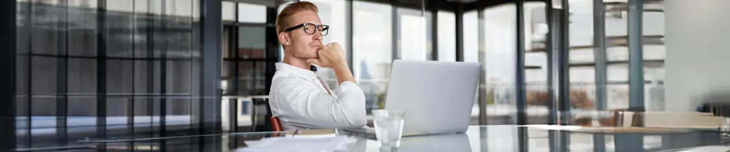 Homem refletindo sobre a diferença da Internet Fibra em comparação com outras conexões.