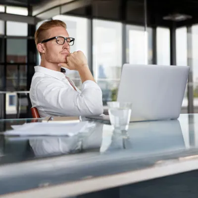 Homem comparando Internet Fibra com outros tipos de conexão.