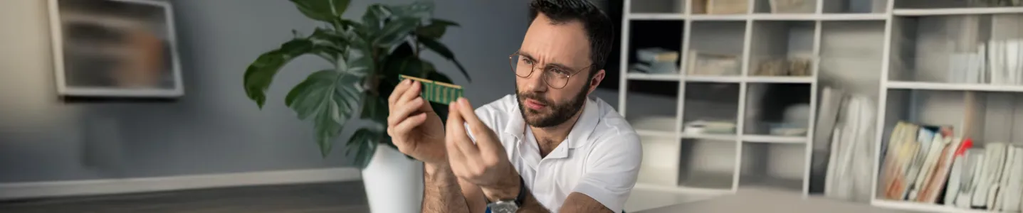 Homem analisando a diferença entre DDR3 e DDR4 RAM.