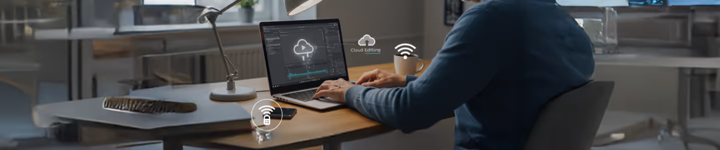 Pessoa editando conteúdo na nuvem com laptop e ícones de conectividade.