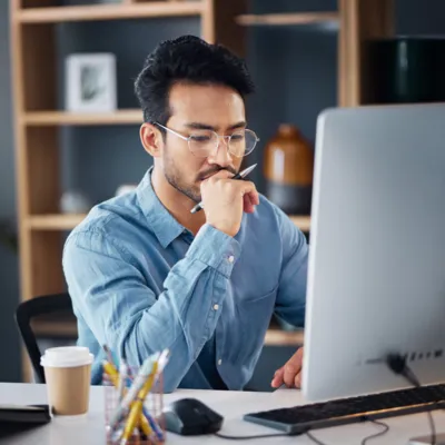 Homem comparando diferentes tipos de internet.