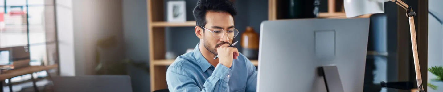 Homem analisando a diferença entre diferentes tipos de internet.