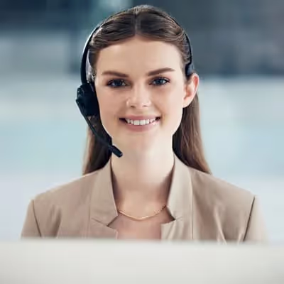 Jovem mulher do suporte sorri com fone de ouvido.