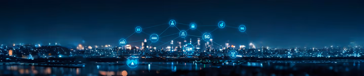 Cidade conectada por rede digital com ícones de 5G e IoT
