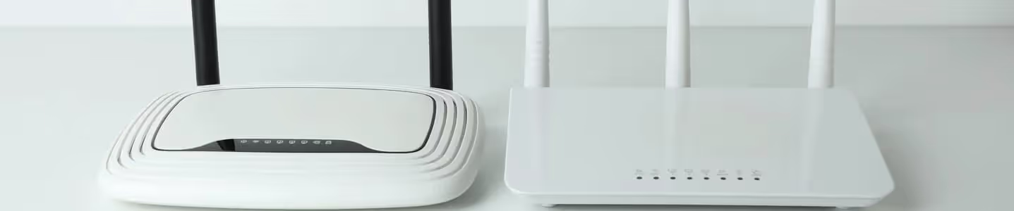 O roteador é o coração da sua rede, distribuindo conexão confiável. O repetidor Wi-Fi estende essa força, eliminando áreas de sombra e mantendo você sempre conectado.
