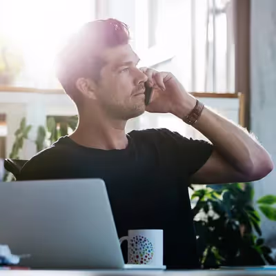 Um homem está fazendo uso dos serviços da Oi para alcançar seus objetivos, mostrando como a empresa contribui de forma positiva para facilitar sua vida e atender suas necessidades.