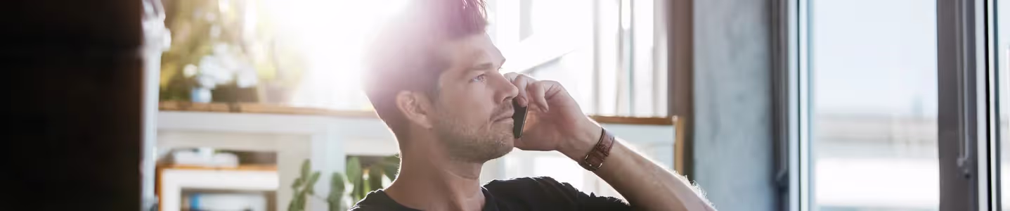 Um homem está aproveitando os serviços da Oi em benefício próprio, demonstrando como a empresa atende às suas necessidades e proporciona soluções eficazes para suas demandas.