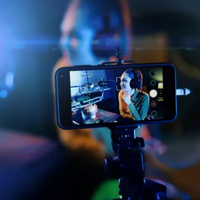 Streaming ao vivo realizado por mulher com o celular como câmera.