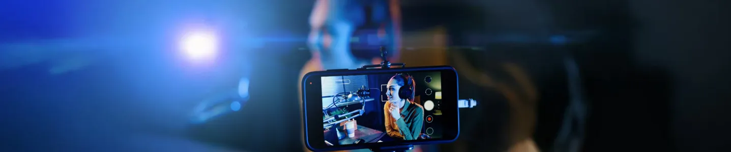 Mulher fazendo streaming ao vivo usando o celular como câmera.