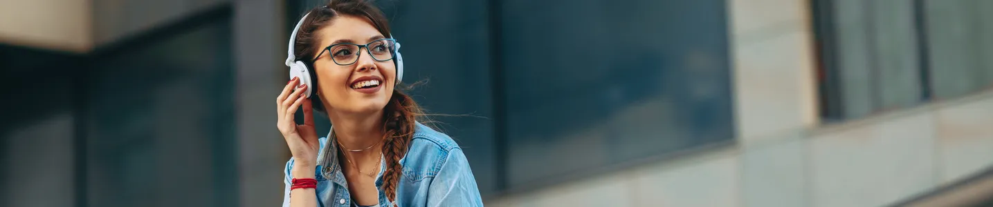 Mulher ouvindo música via streaming.