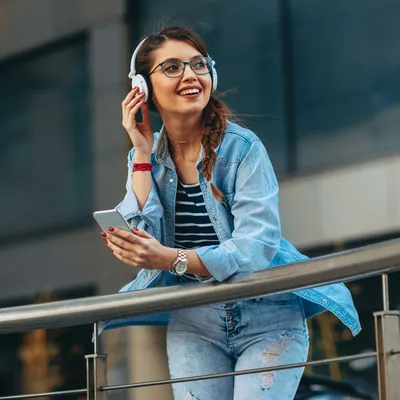 Streaming de música sendo apreciado por mulher.