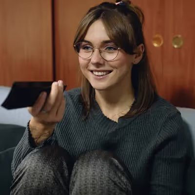 Cheia de empolgação, uma jovem mulher mergulha em uma infinidade de conteúdos sob demanda oferecidos pelo Streaming Oi, desfrutando de uma ampla gama de opções para seu entretenimento e diversão.