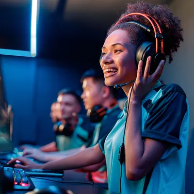 Mulher jogando jogos online no PC.